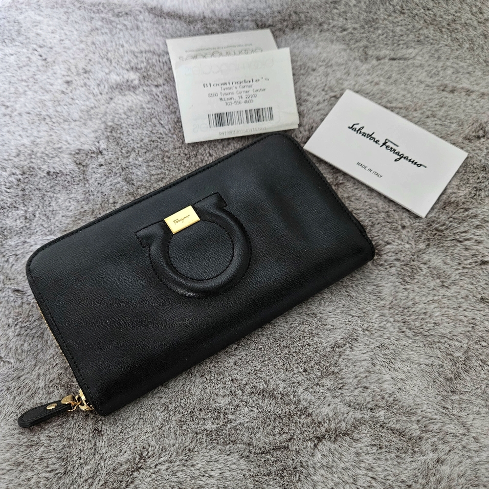 FERRAGAMO🔴Gancio Zip-Around Wallet
